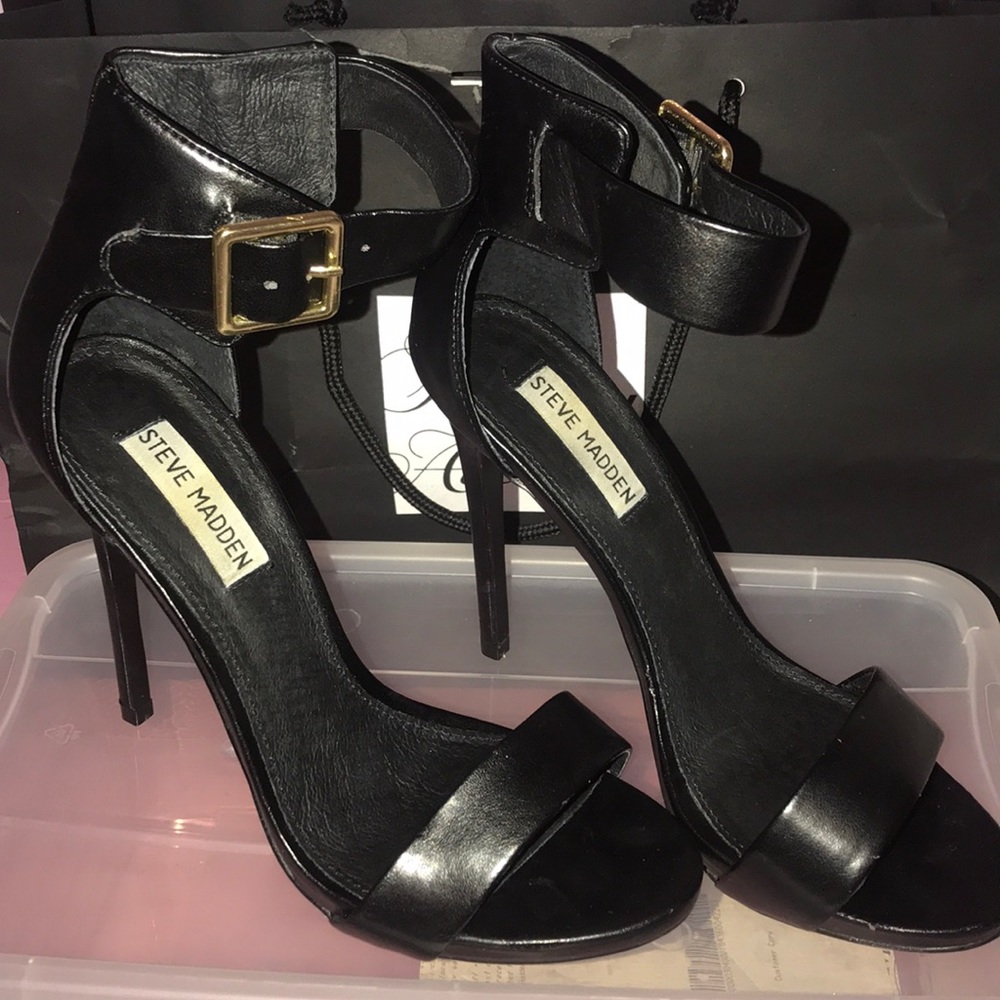 Steve Madden Marlenee Pumps: Black and Gold Sandal